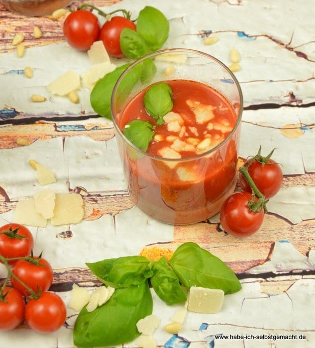 tomatensuppe mit pinienkernen und parmesan