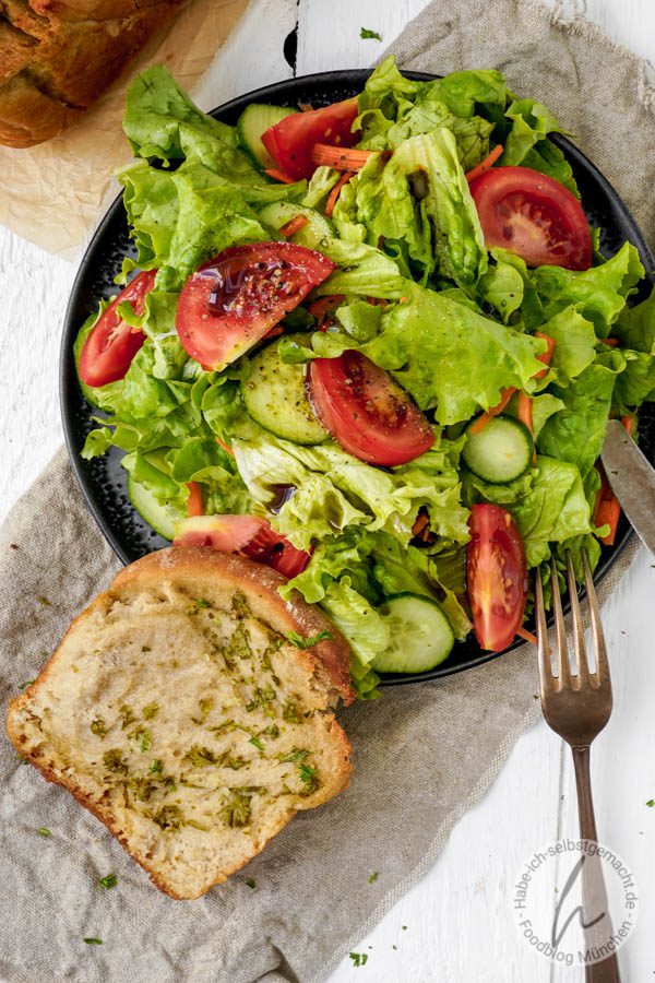 Bunter Salat mit Faltenbrot (Zupfbrot)