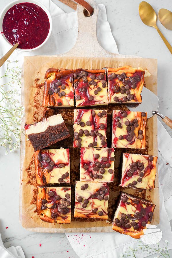 Glutenfreie und vegan Cheesecake Brownies mit Fruchtswirl