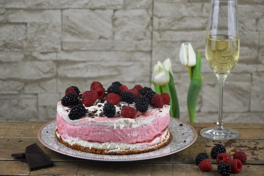 Erdbeer Prosecco Torte mit frischem Joghurt