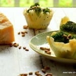 Brokkolisalat mit Pinienkernen im Parmesankörbchen