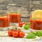 Tomatensuppe mit Pinienkernen und Parmesan