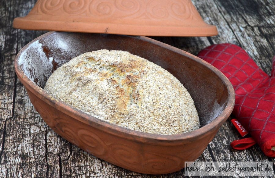 Weizen-Sesam-Brot im Römertopf gebacken