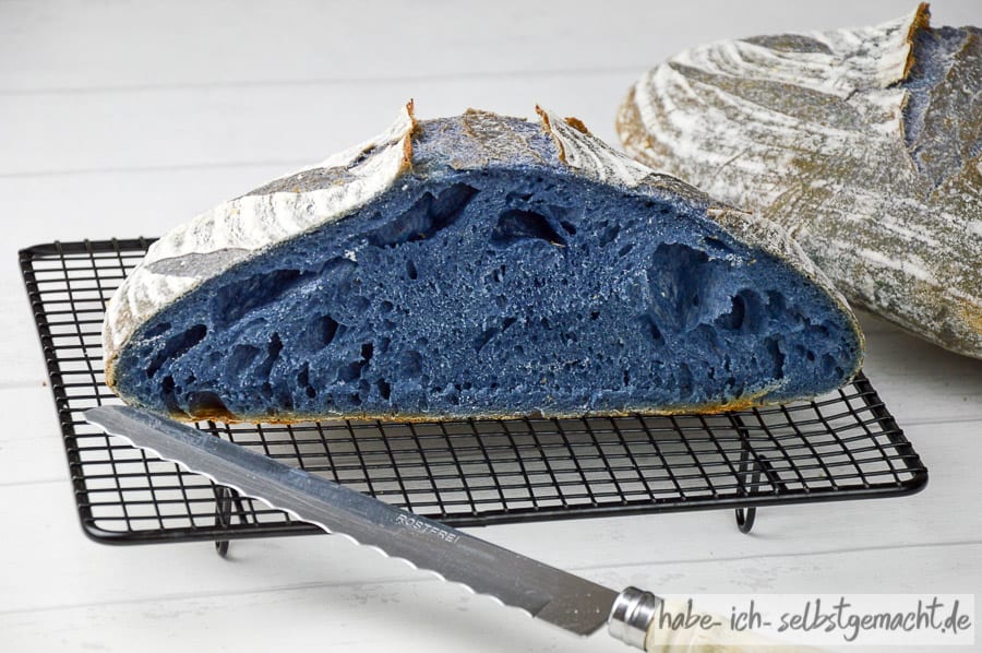 Blaues Brot mit Butterfly Pea Flower Tee