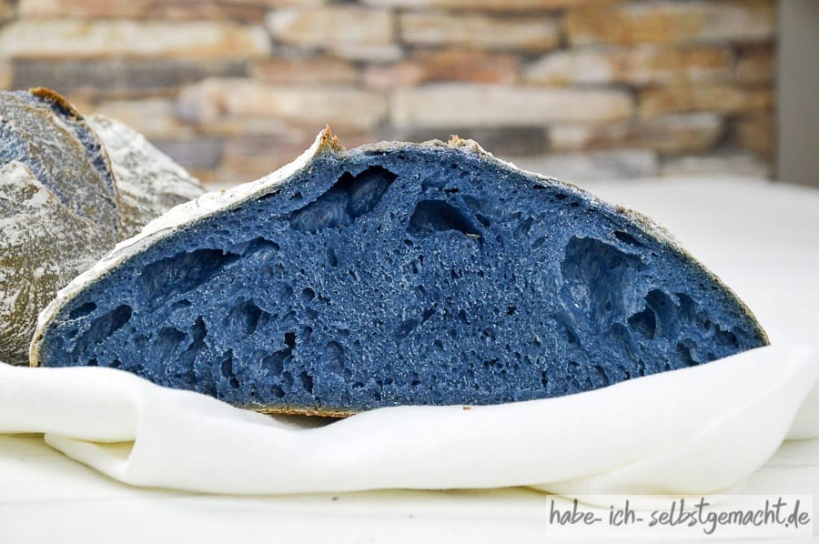 Blaues Brot - gefärbt mit Blaue Klitorie Tee