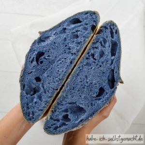 Blaues Sauerteig Brot mit Butterfly Pea Flower Tee