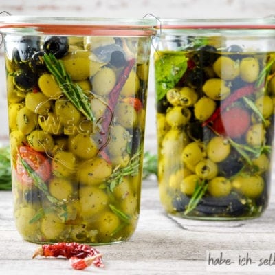 Selbst eingelegte Oliven im Glas