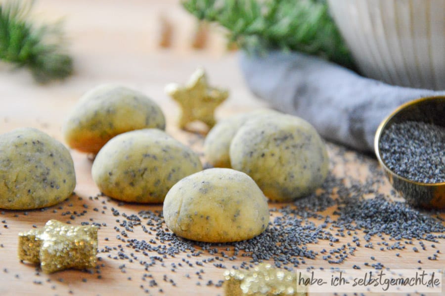 Marzipan-Mohn Kugeln als Weihnachtsplätzchen