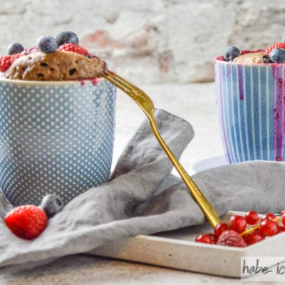 Schoko Tassenkuchen mit Früchten (Mug Cake)