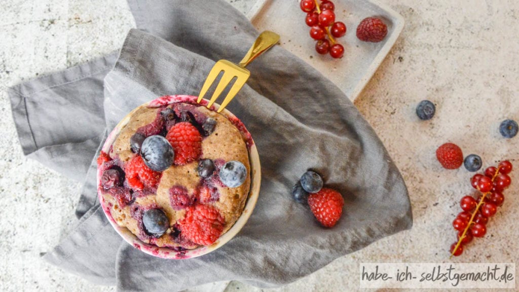 Schoko Tassenkuchen mit Früchten (Mug Cake)