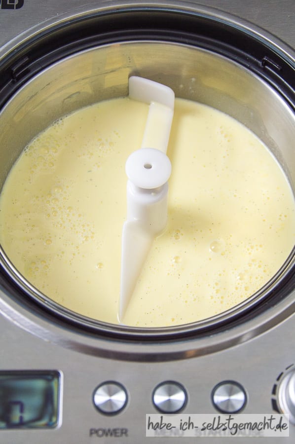 Laktosefreies Vanilleeis mit MinusL in der Eismaschine