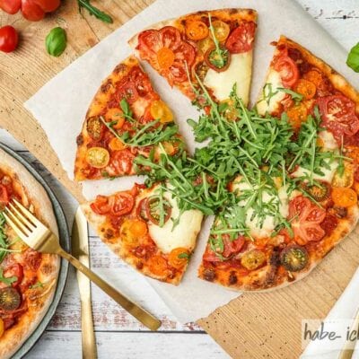 Selbstgemachte Sauerteig Pizza mit Tomate, Mozzarella und Rucola