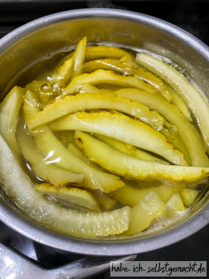 Zitronenschale im Kochtopf