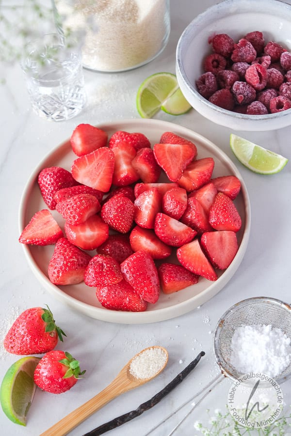 Erdbeerlimes mit Limetten und Himbeeren
