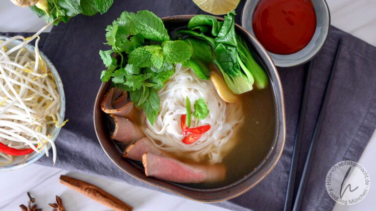 Vietnamesische Pho (Reisnudel-Suppe)