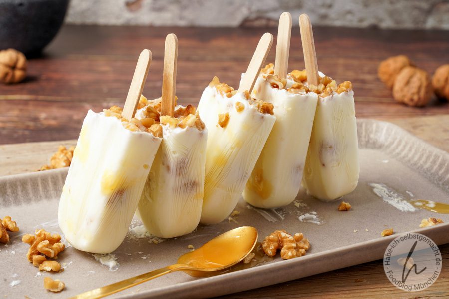 Eis aus Griechischem Joghurt mit Honig und Walnüssen