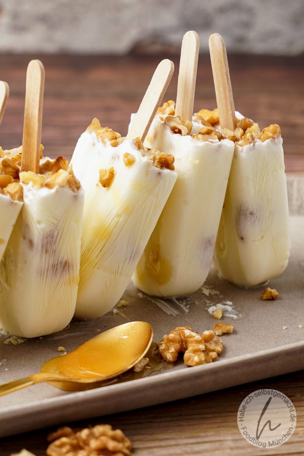Griechisches Joghurt Eis mit Honig und Walnüssen