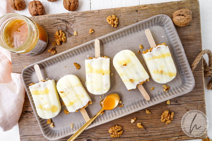 Griechisches Joghurt Eis mit Honig und Walnüssen