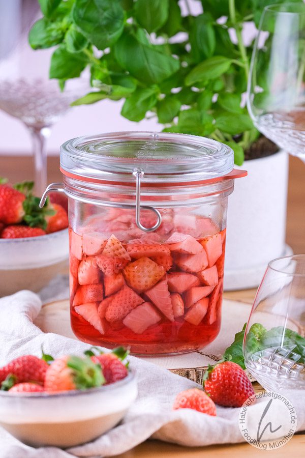 Eingelengte Erdbeeren für den Longdrink