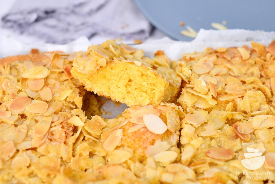 Saftiger Butterkuchen mit Mandeln und Sahne (Becherkuchen)