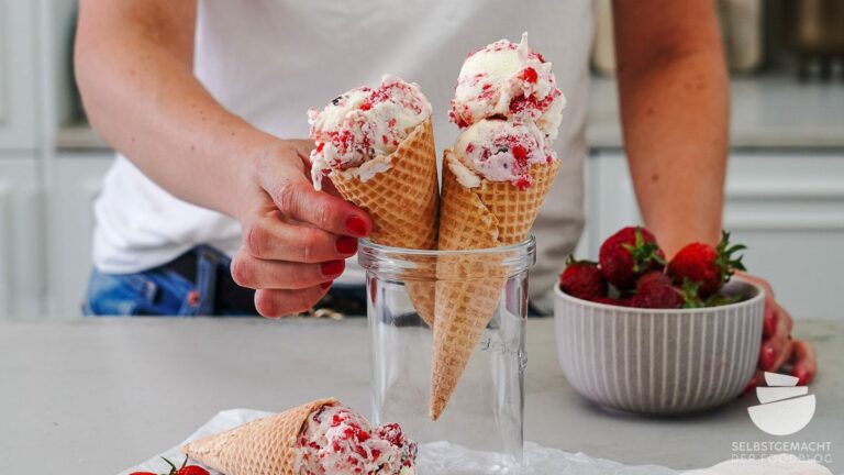 Joghurt Eis mit Erdbeeren und Yogurette