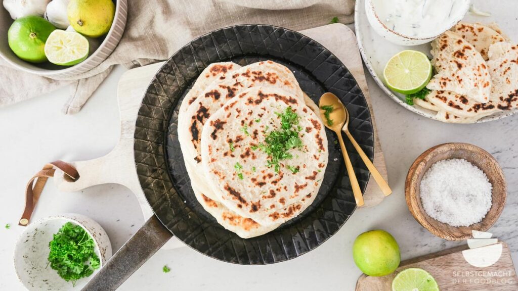 Naan Brot (indisches Fladenbrot) mit Joghurt Dip