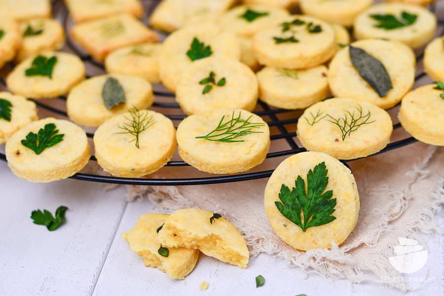 Salzige Kekse mit Käse und Kräutern als Fingerfood