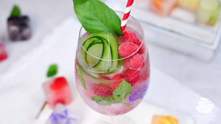 Gin Tonic Sommer Cocktail mit Beeren