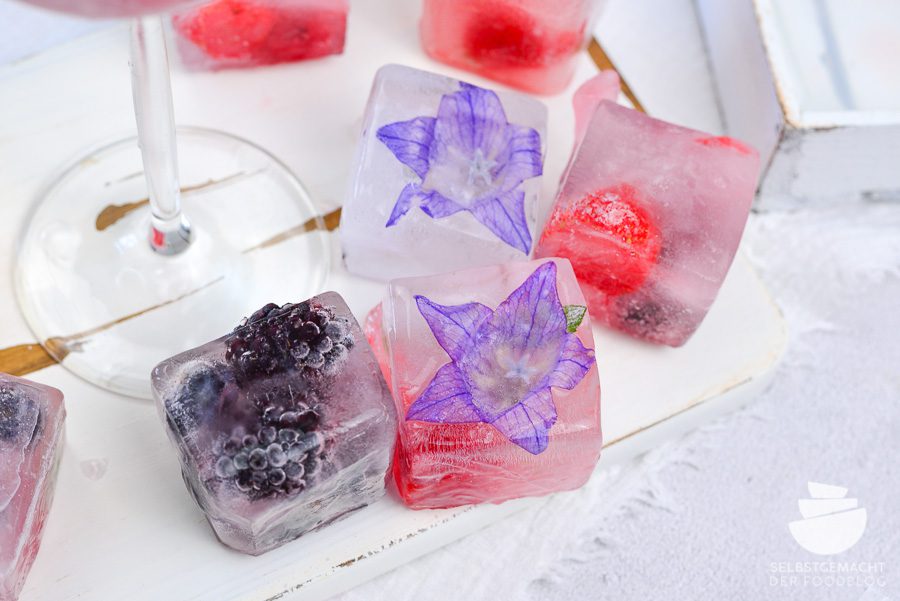 Deko Eiswürfel mit Früchten, Beeren oder Blumen für Sommer Cocktails