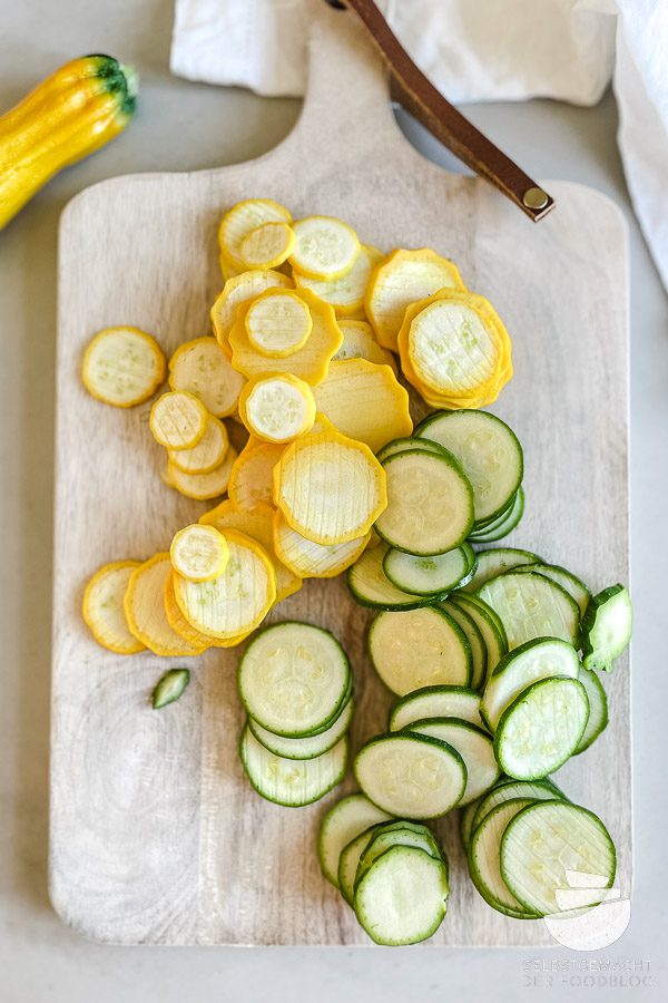 Frische gelbe und grüne Zucchini