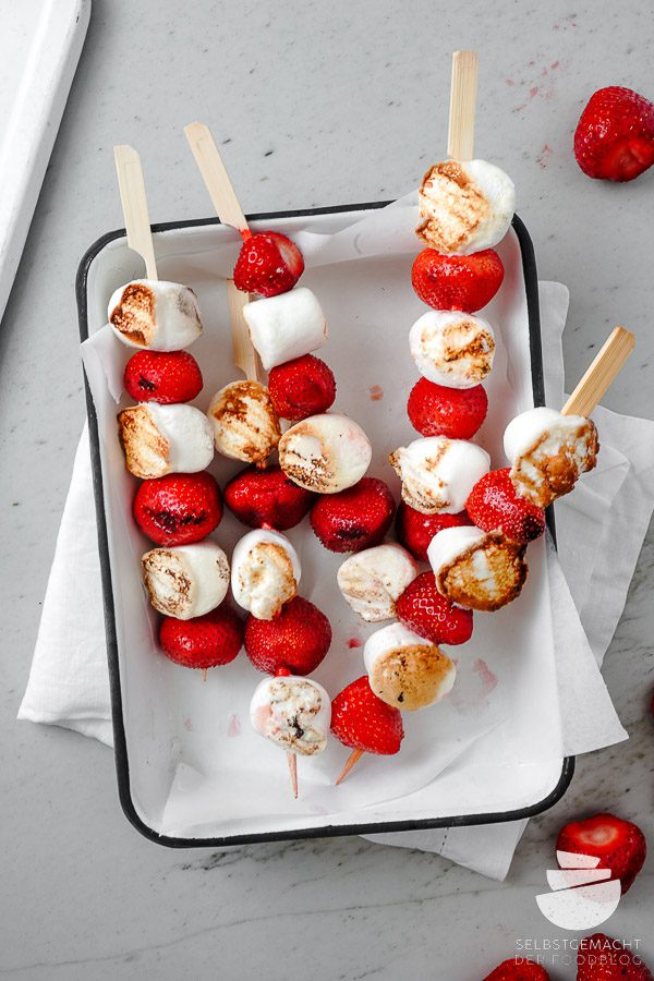 Süße Grillspieße mit Erdbeeren und Marshmellows