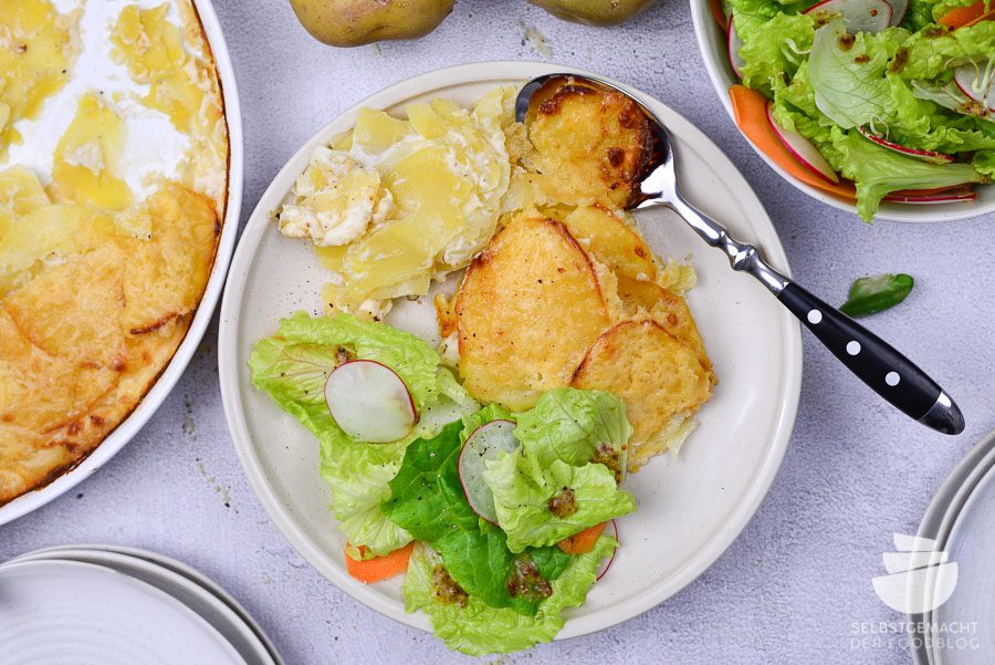 Klassisches Kartoffelgratin mit Sahne und Käse