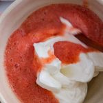 Fruchtiges und proteinreiches Dessert mit Quark und Erdbeeren