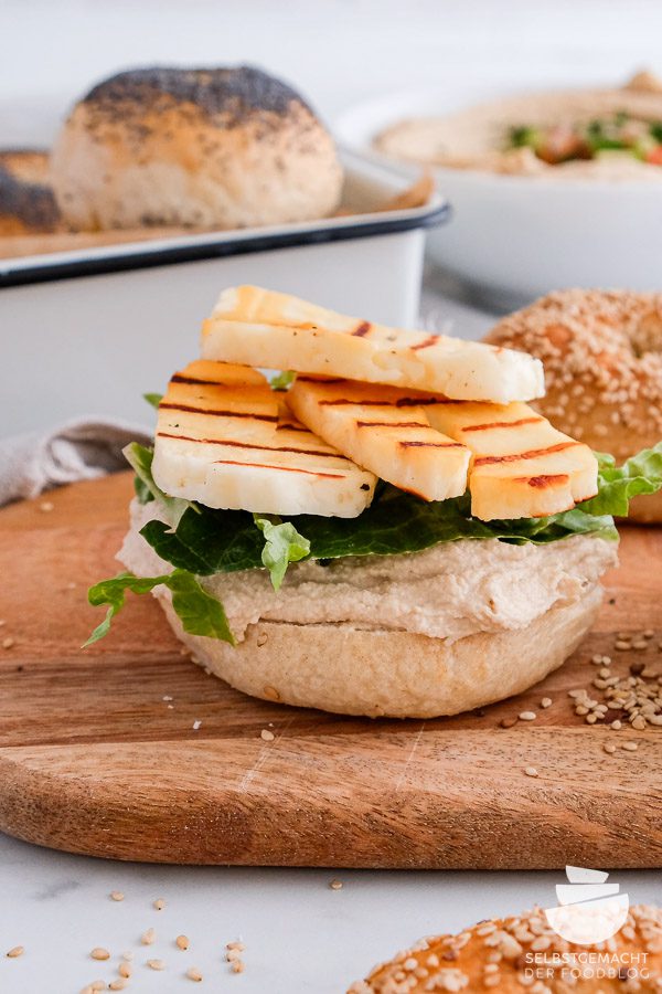 Sandwich bzw. Veggie Burger mit Halloumi und Hummus