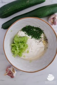Tsatsiki mit Joghurt, Gurke und Knoblauch