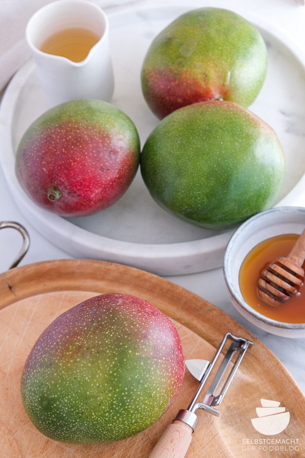 Frische Mangos für den Fruchtessig