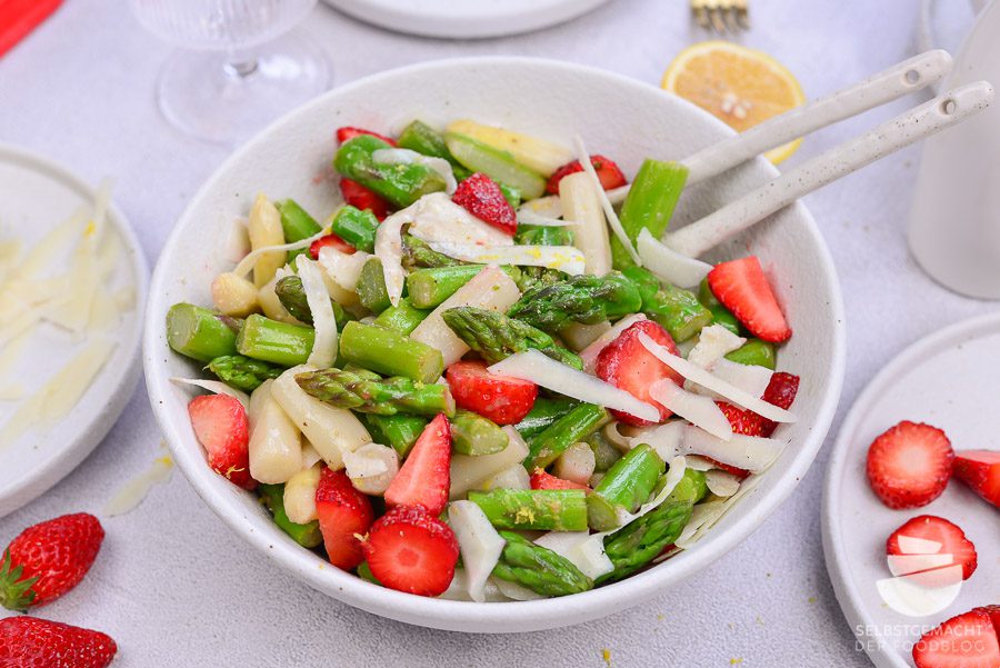 Spargelsalat mit Erdbeeren und Salatsoßen Rezept