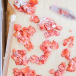 Erdbeerkuchen mit Buttermilch mit Erdbeeren belegen