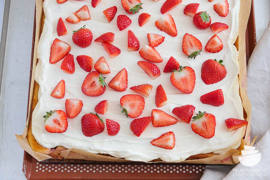 Fettarmer Kuchen mit Buttermilch und Erdbeeren