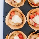 Muffins mit Erdbeeren und Käsekuchenfüllung