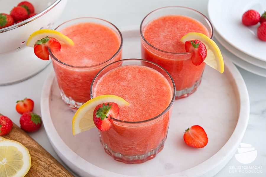 Zuckerfreie Limonade mit Erdbeeren