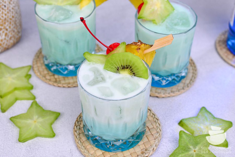 Colada Cocktail mit Ananas, Kokos, Rum, Vodka und Blue Curacao