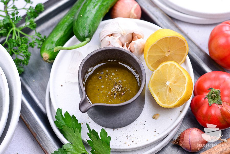 Olivenöl Dressing mit Zitrone für das Taboulé