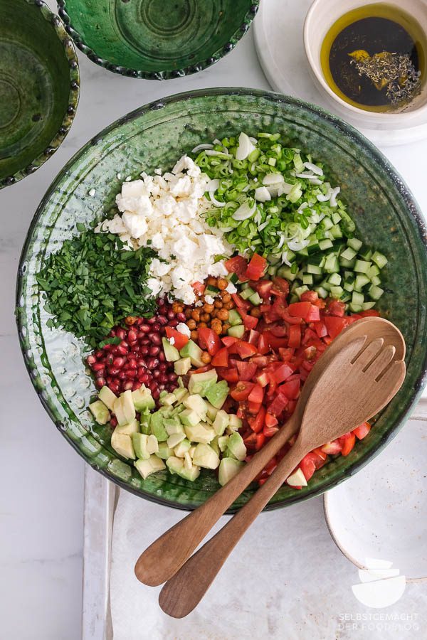 Salat mit Kichererbsen und Feta
