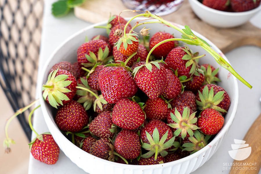 Pink Drink Refresher Rezept mit frischen Erdbeeren