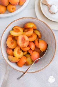 Aprikosen marinieren für Marillenkuchen