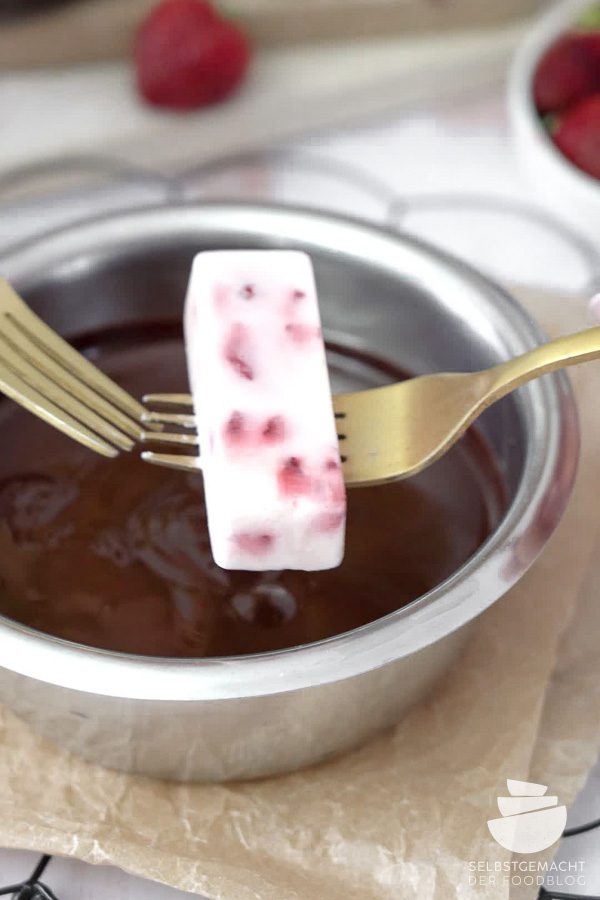 Joghurteis ohne Eismaschine mit Schokolade