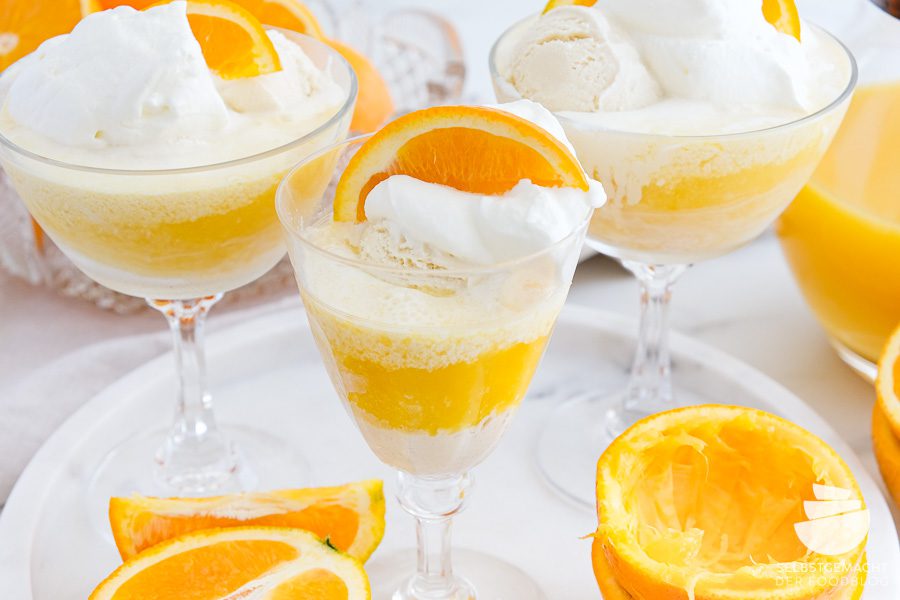 Sommerdrink mit Vanilleeis und Orangensaft