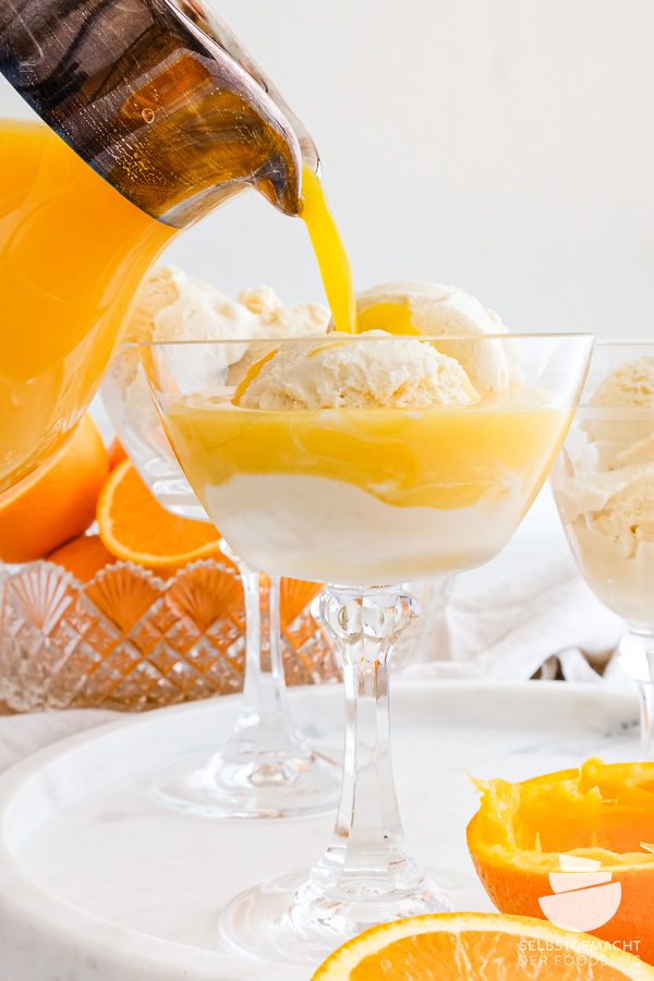 Frisch gepresster Orangensaft und Vanilleeis