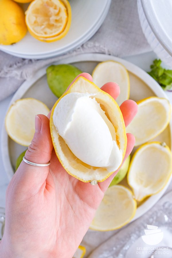 Zitroneneis in Zitronenschale geben